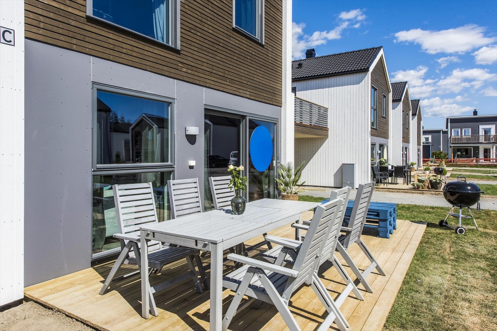 Terrasseplatting utenfor stue. Galleribilde