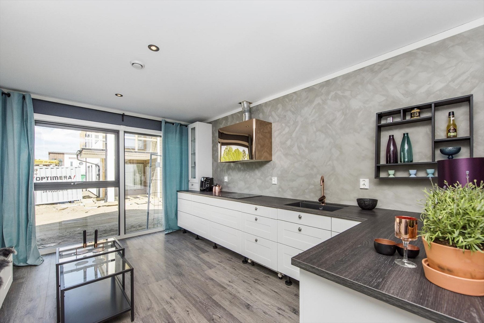 Integrert kombinert kjøle-,/fryseskap, oppvaskmaskin, stekeovn og platetopp. Ventilator i hette over platetopp. Galleribilde