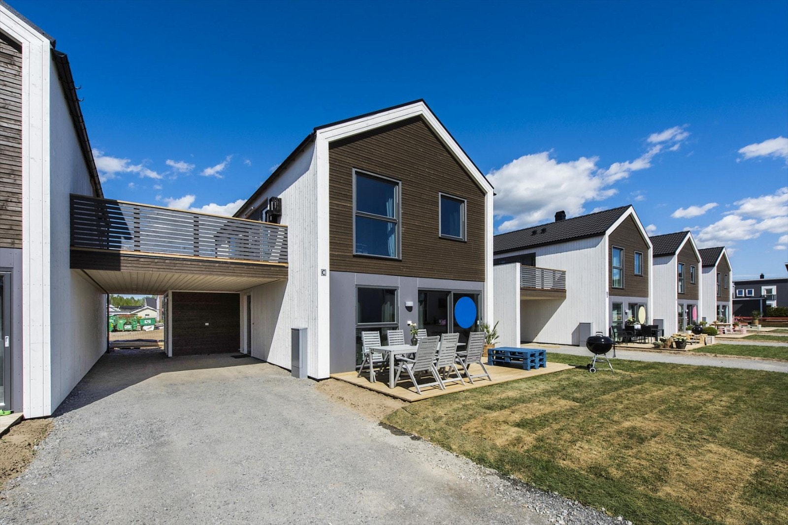 Fasade og hage. Carport. Galleribilde