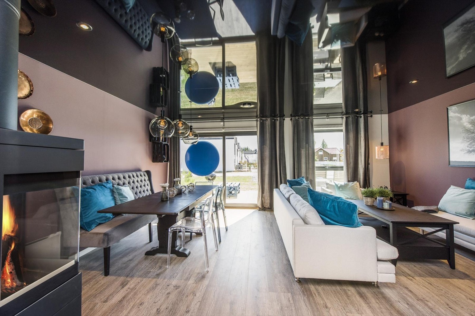 Stue med den flotte strekktak som skaper en litt mer spesiell atmosfære i boligen. Galleribilde