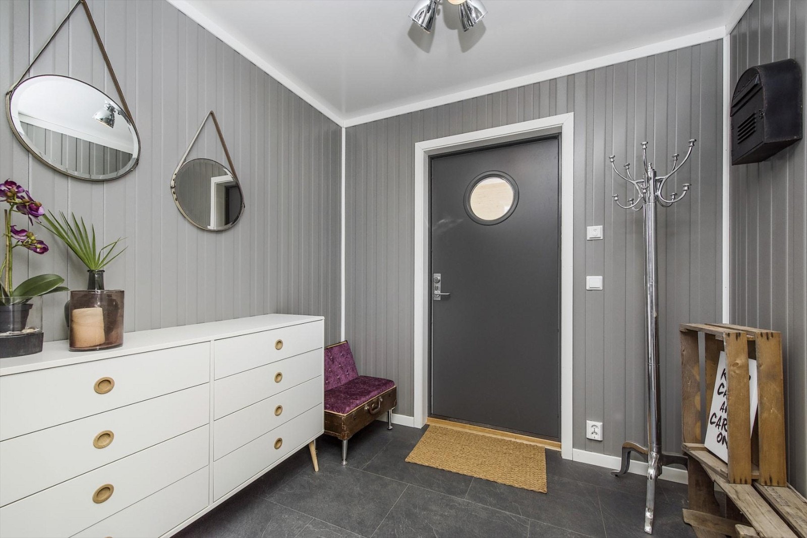 Plass til kles- og skooppbevaring. Galleribilde