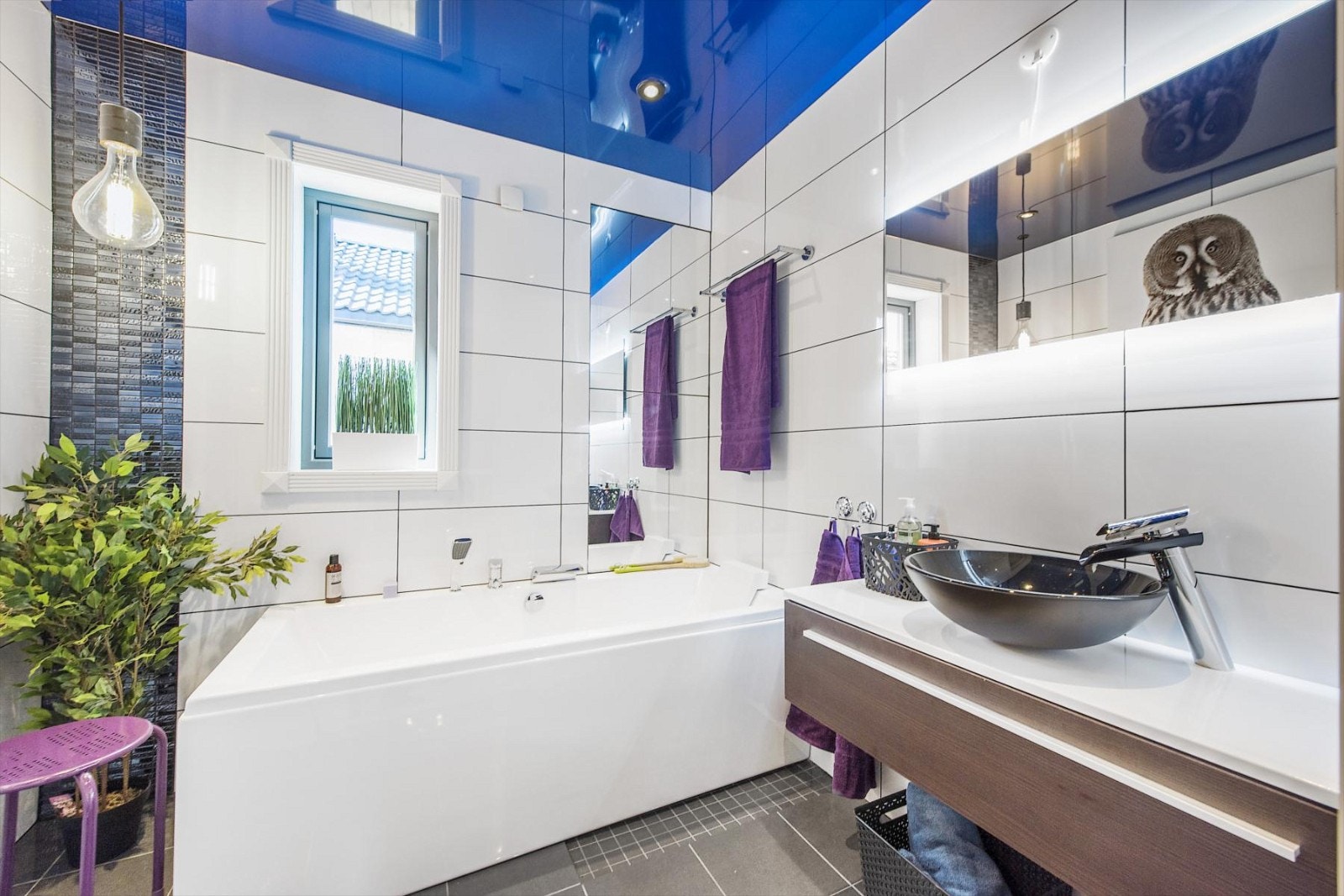 Bad i 2. etasje med gulvvarme og flislagte vegger og gulv. På badet er det badekar med armatur med ett greps blandebatteri. Galleribilde