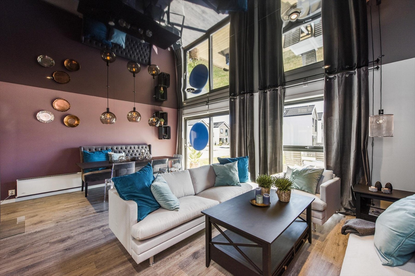 Utgang til terrasseplatting og hage fra stue. Galleribilde