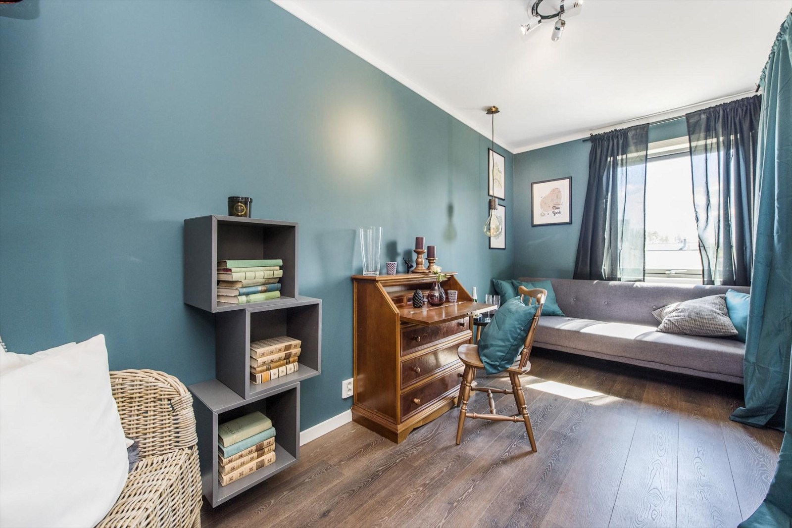 Soverom med plass til både seng og garderobeskap. Galleribilde