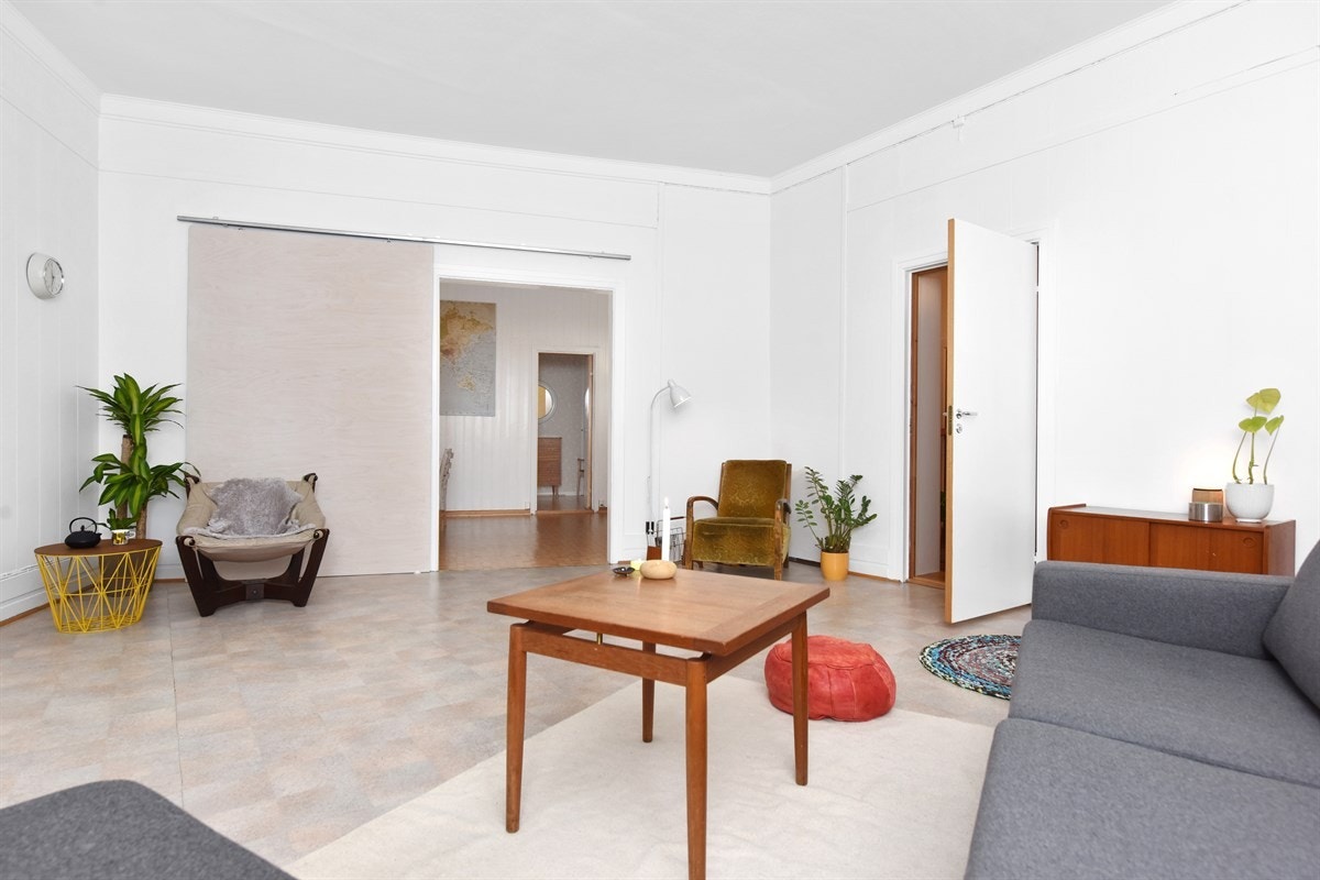 Boligen har både stue og separat spisestue, noe som gir god plass for både sofaløsning og spisebord. Galleribilde