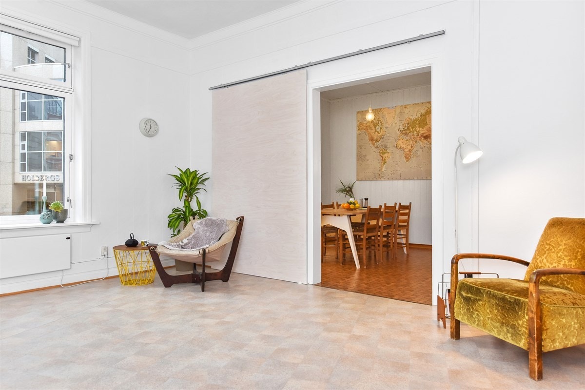 Stue med praktisk skyvedør over lekker og stor åpning til spisestue. Galleribilde