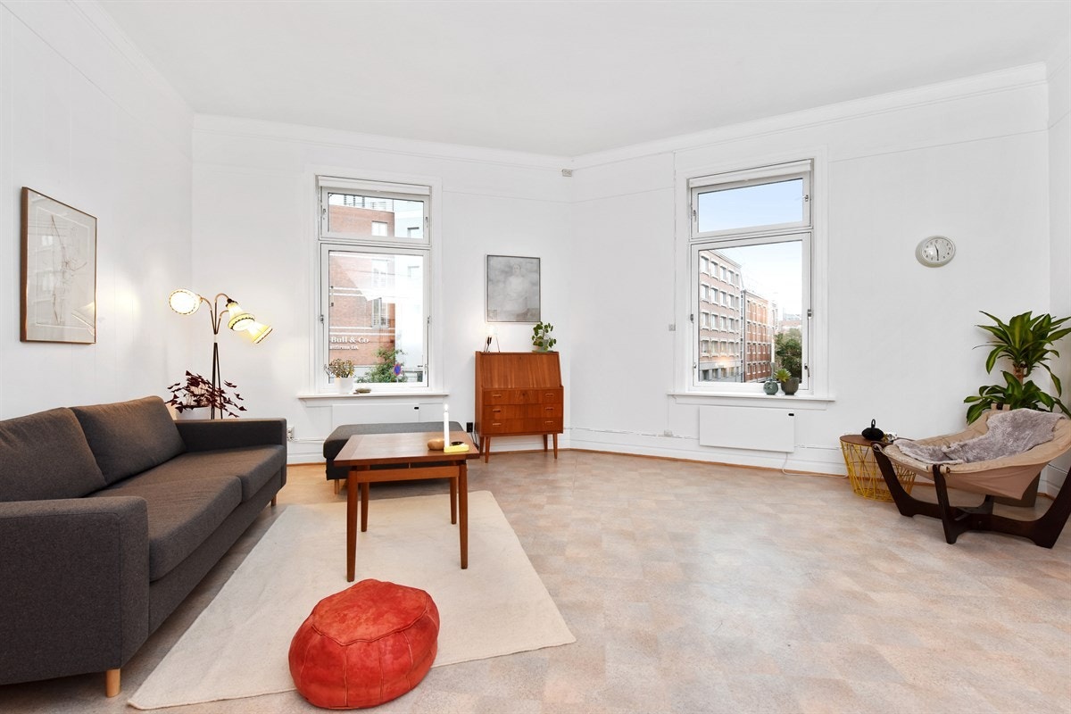 Stuen og spisestuen har ekstra takhøyde og store, gode vindusflater. Galleribilde