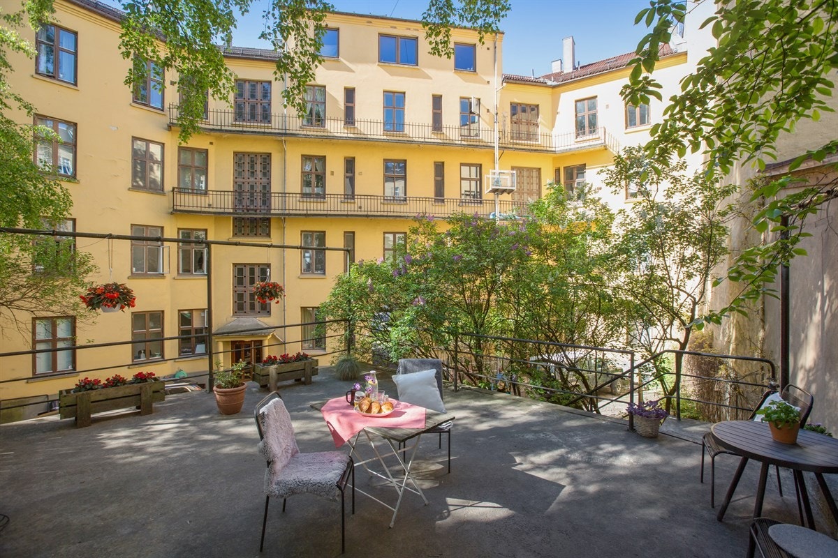 Fellesområdet har felles sittegrupper, trær og diverse beplantning, og det er gode solforhold på en felles terrasse i bakgården. Galleribilde
