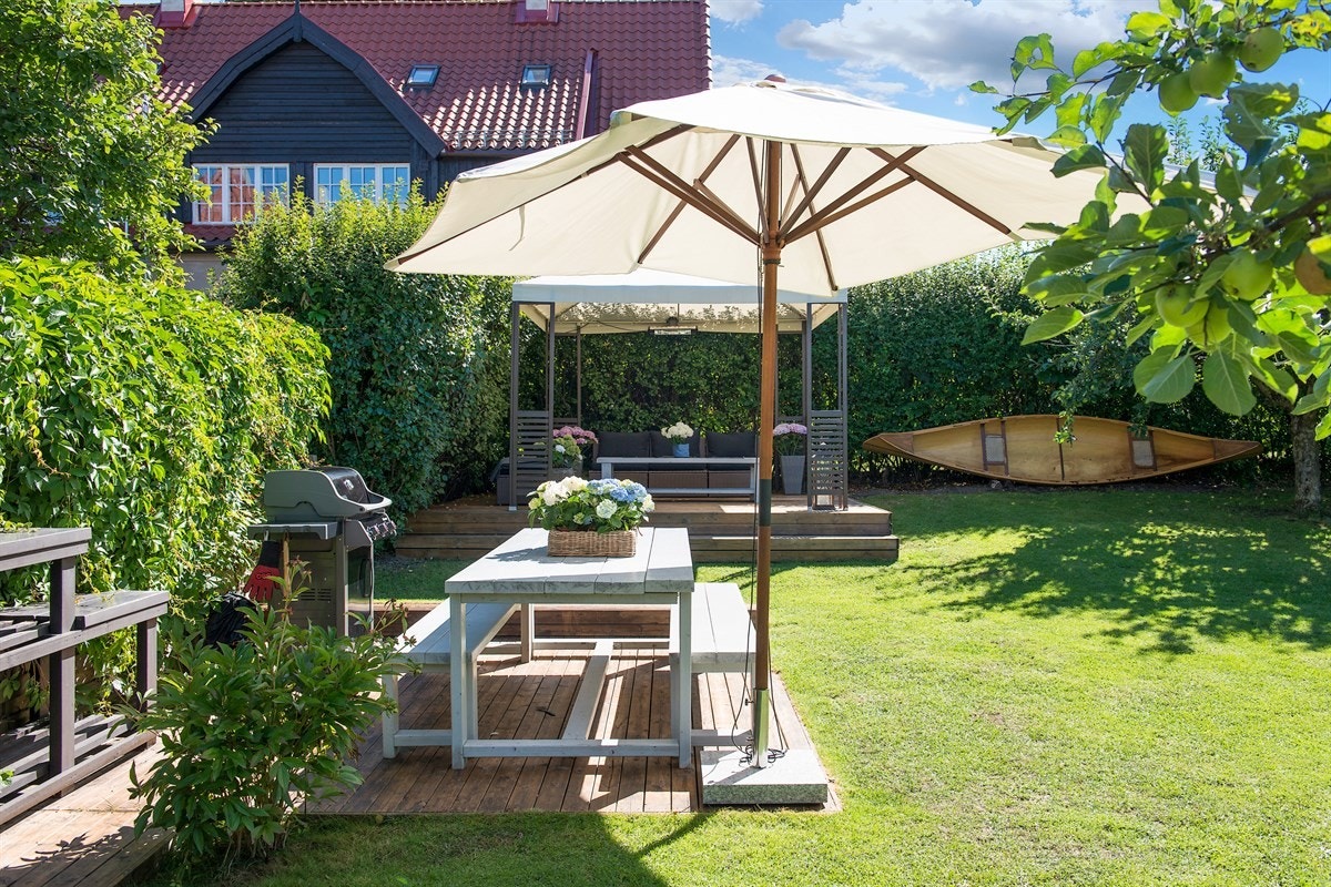 Hagen byr på flere nydelige uteplasser, deriblant terrasse med sittegruppe og grillplass. Galleribilde
