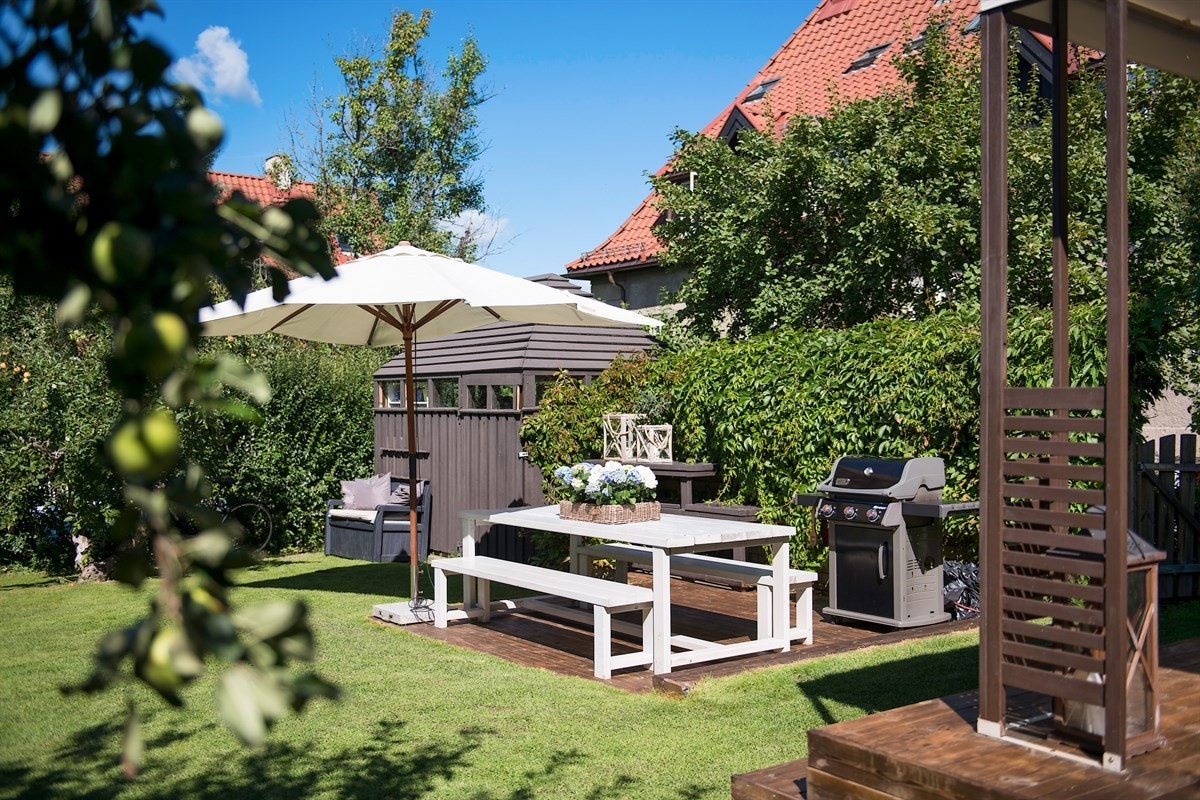 Terrasseplatting med utestrøm og varmelampe, samt god plass for utemøblement. I tillegg fins det en flott grillplass og en praktisk utebod med strøm. Galleribilde