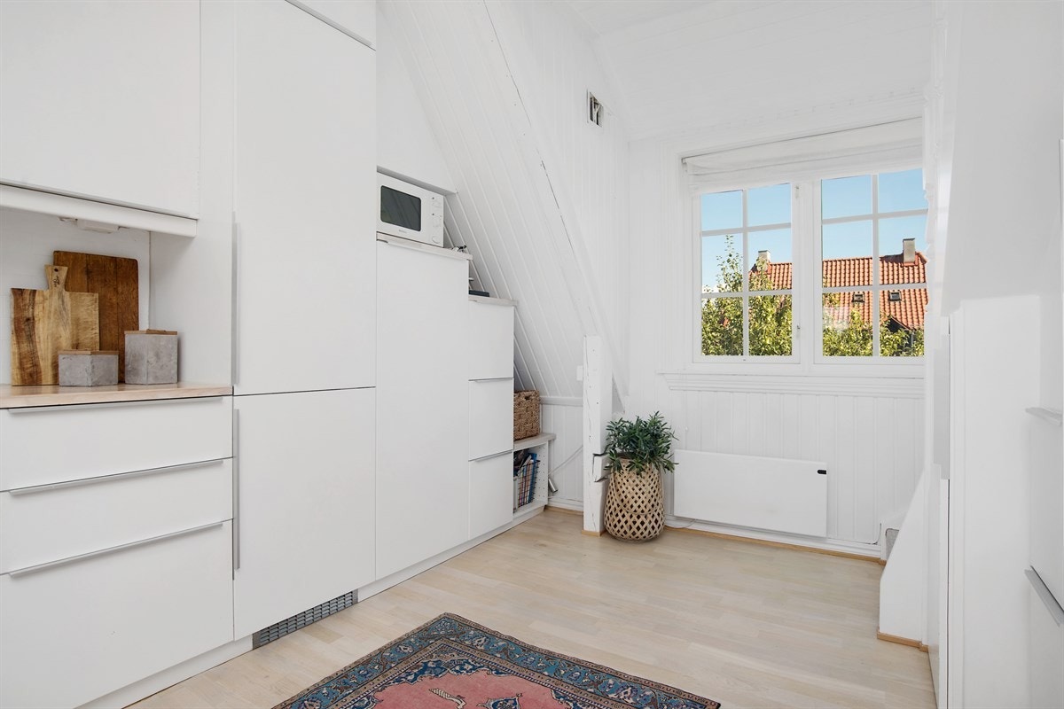 Av hvitevarer har kjøkkenet stekeovn, kombinert kjøl/frys og oppvaskmaskin integrert i innredningen. Det er også koketopp med induksjon og ventilator i overkant. Galleribilde