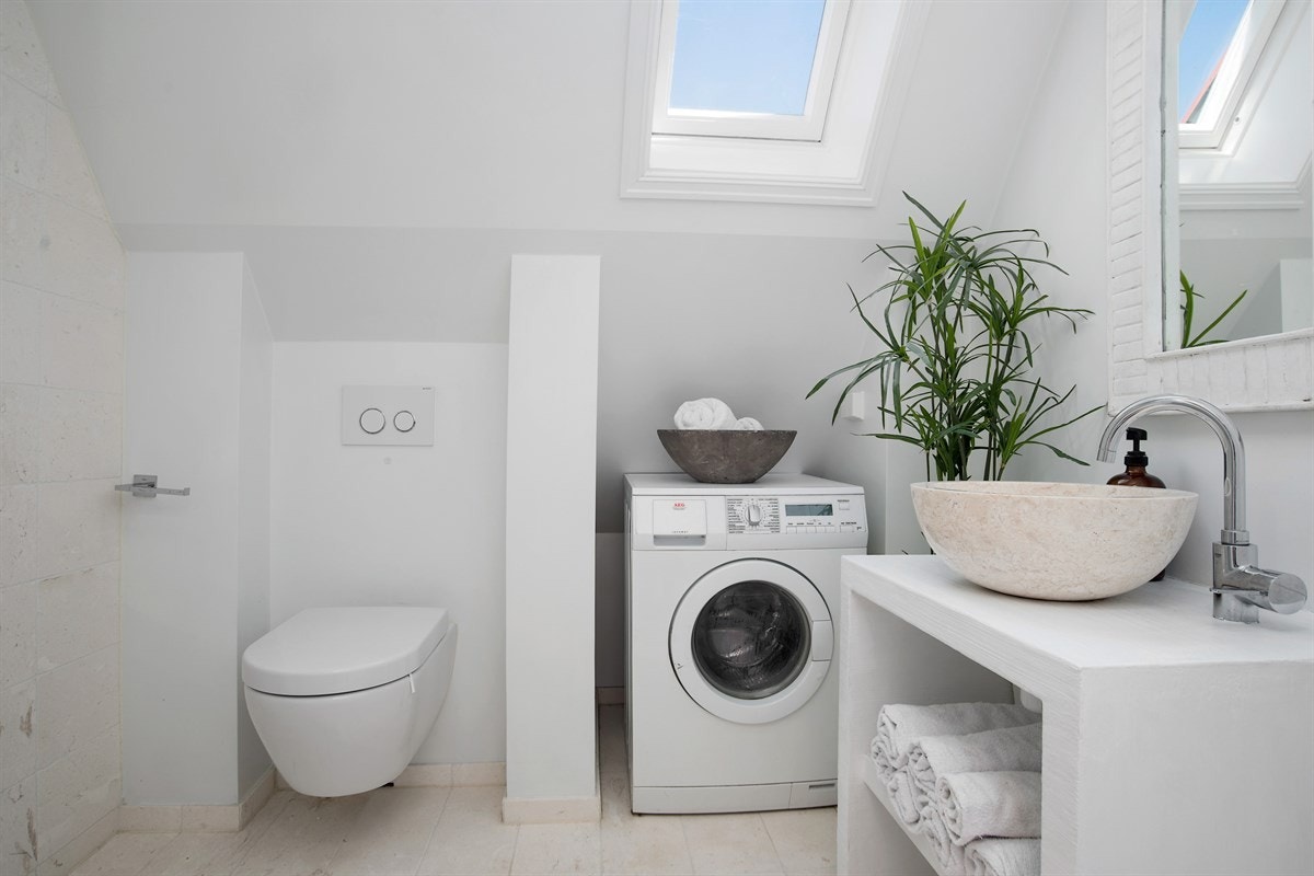 Badet har deilig gulvvarme, downlights og skråhimling med fint lysinnslipp fra Velux overlysvindu. Videre har badet veggmontert toalett, dusjhjørne med to dører i herdet glass, regnfallsdusj og hånddusj, samt opplegg for vaskemaskin i nisje. Galleribilde