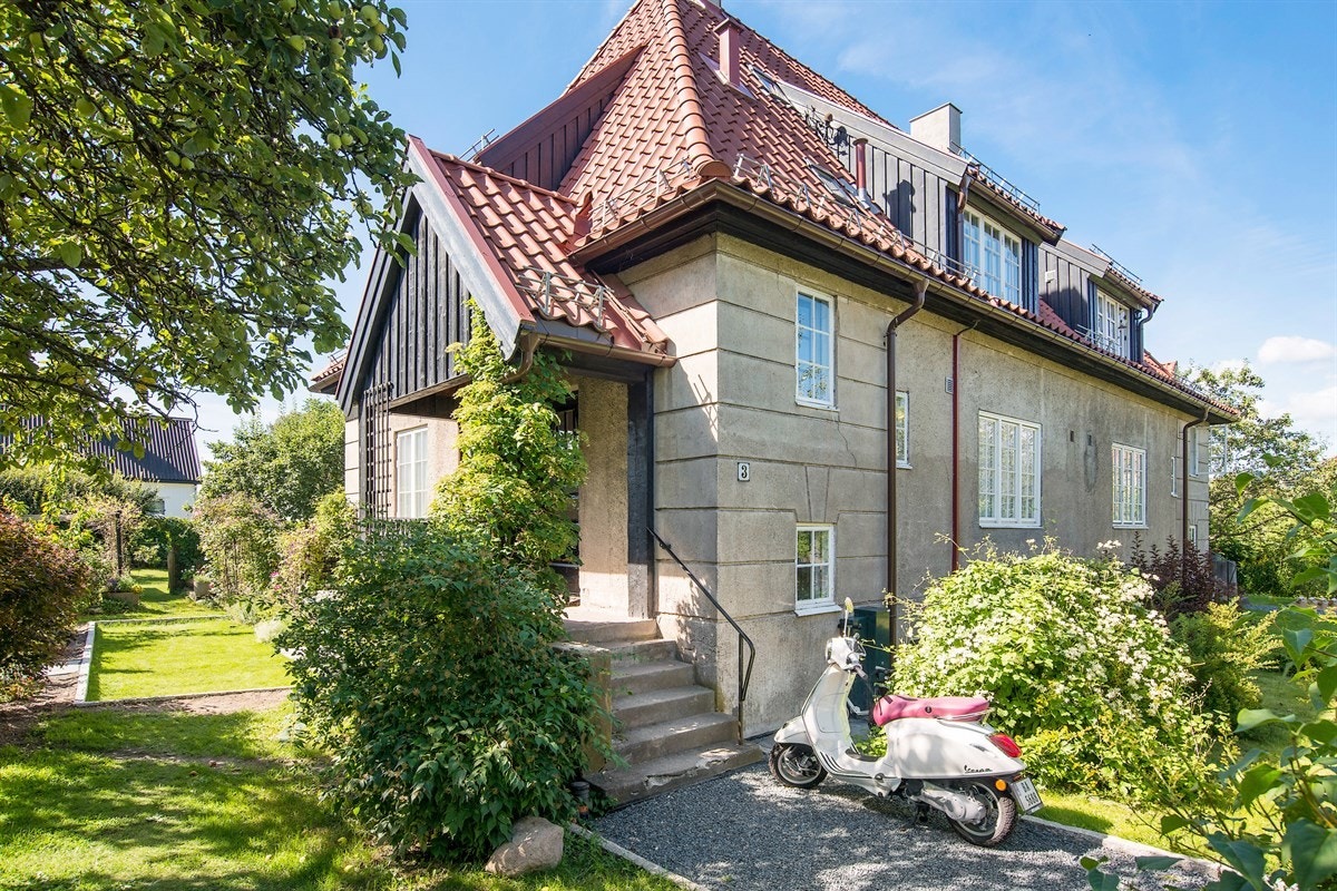 Ullevål Hageby - Lekker 3-roms over to plan, med usedvanlig idyllisk hage, oppgradert bad og moderne kjøkken. Gulvareal på ca. 94 kvm. Galleribilde