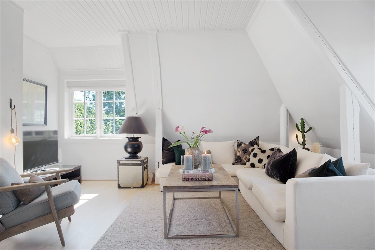 Det er rikelig med plass for både sofagruppe, tv-løsning og spisebord. Galleribilde