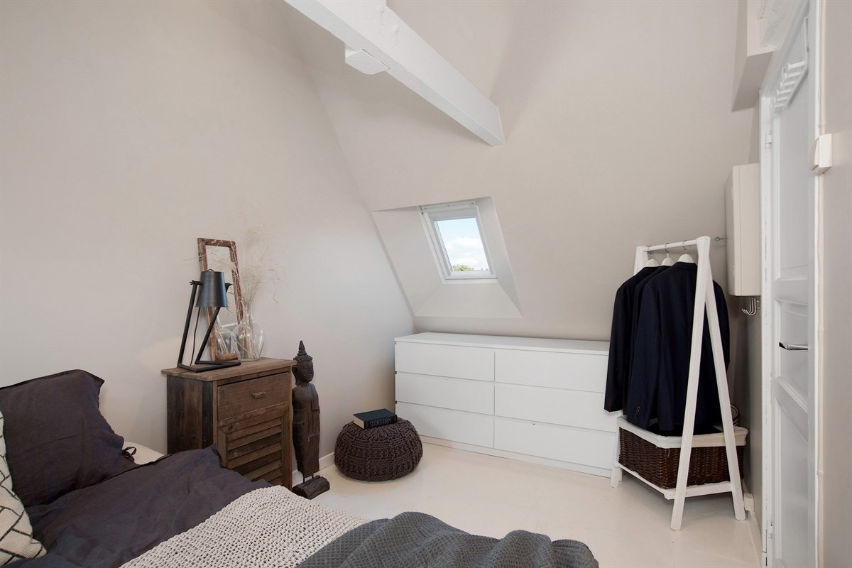 Leiligheten har to fine soverom beliggende i loftsetasjen. Soverommene har malte tregulv, vegger i duse pastellfarger og Velux takvinduer i sjarmerende skråtak. Galleribilde