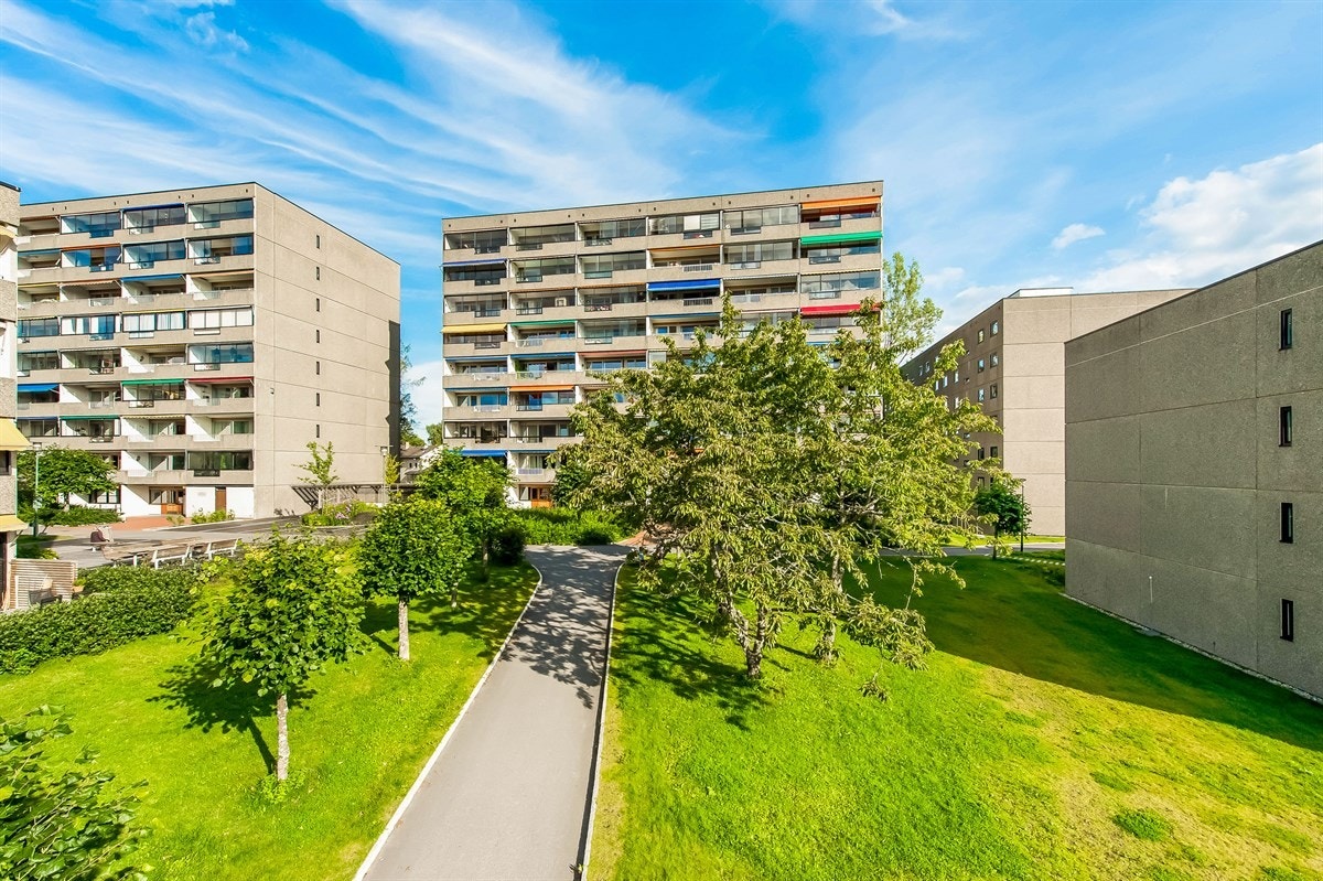 Borettslaget har et pent opparbeidet med beplantning og sittegrupper. Galleribilde