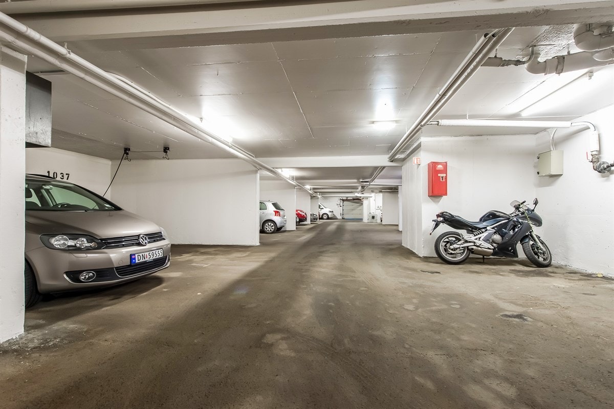 Garasjeplass i felles garasjeanlegg medfølger boligen. Galleribilde