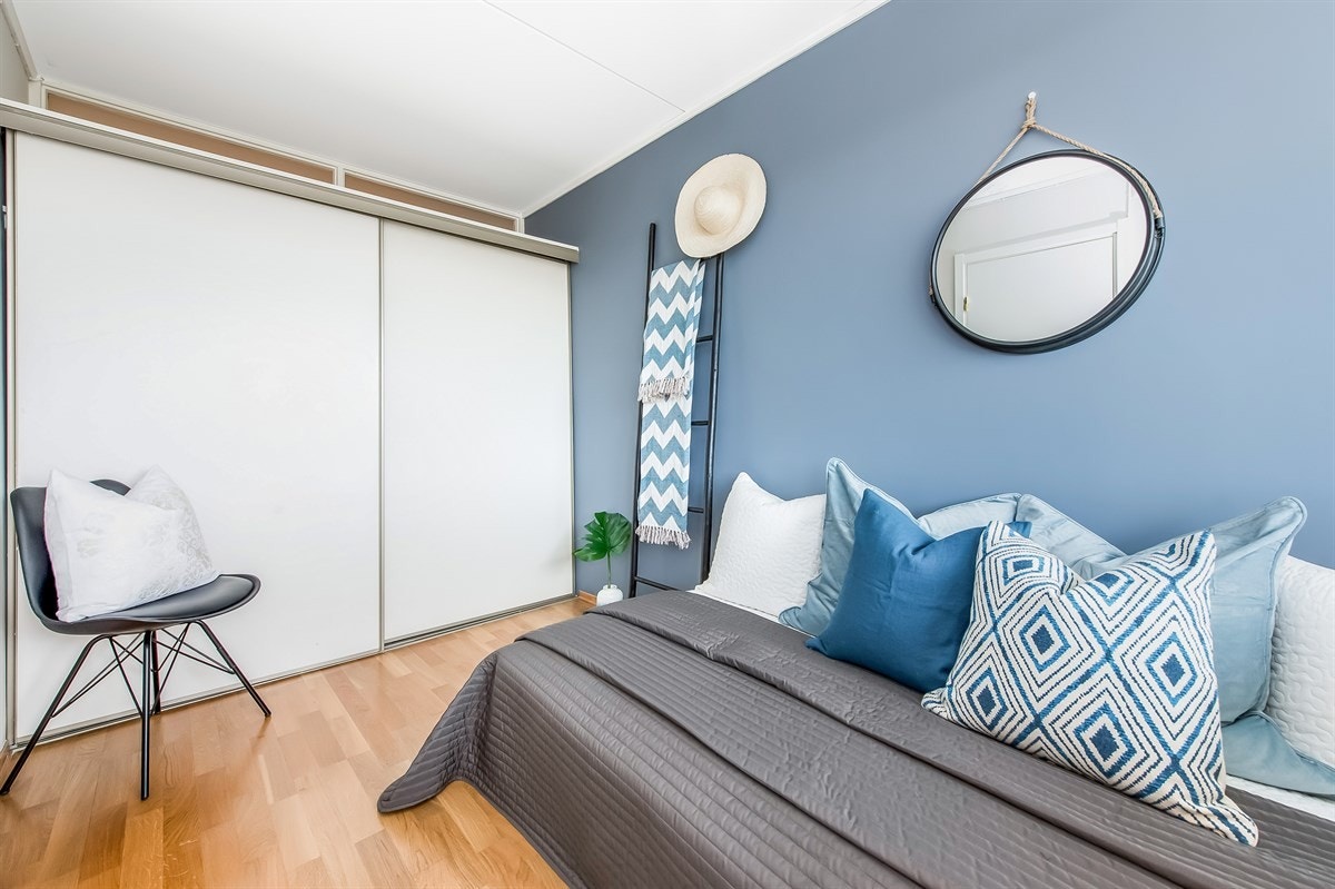 Soverom med skyvedørsgarderobe. Galleribilde