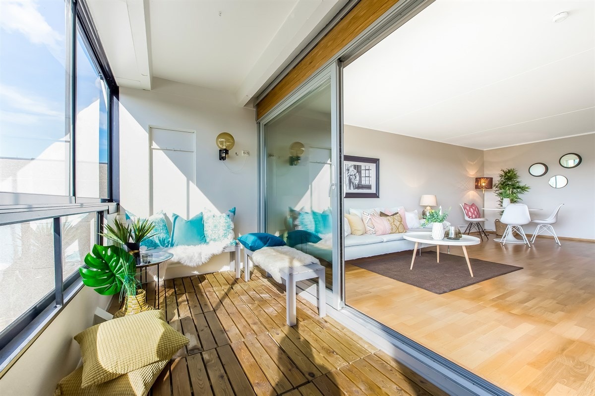 Innglasset nordvestvendt balkong på ca. 10 kvm. Galleribilde