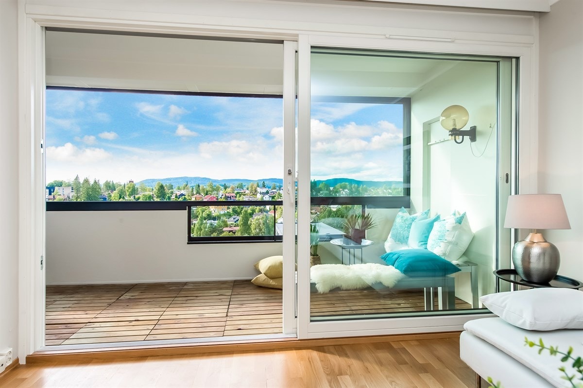 Store vindusflater som gir gode lysforhold. Galleribilde