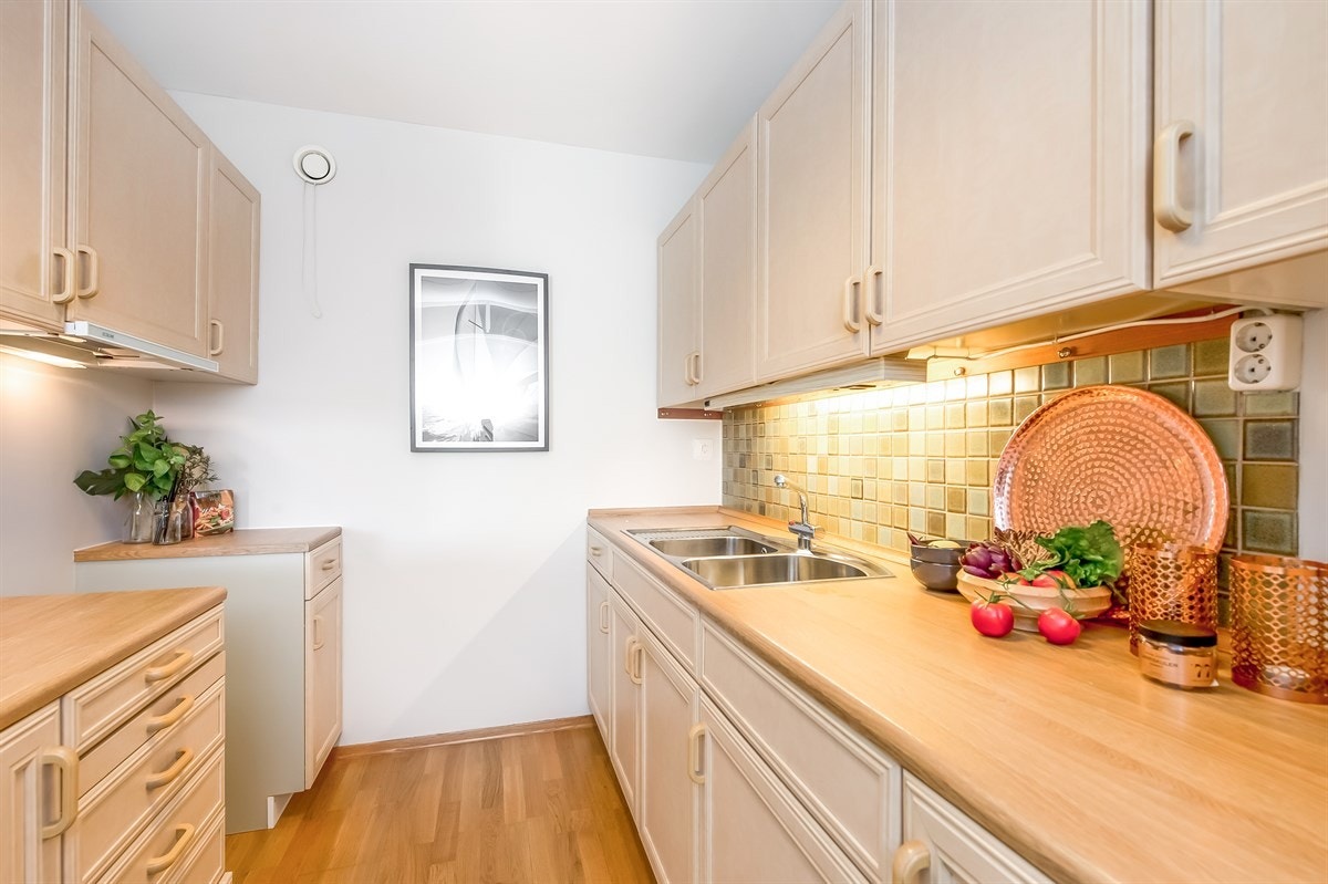 Kjøkkeninnredning med god skapplass. Galleribilde