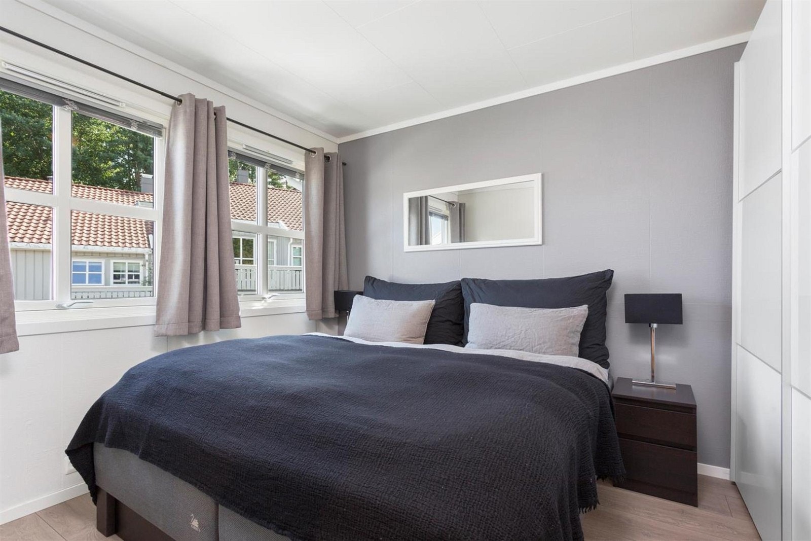 Soverom med god plass til dobbelseng Galleribilde