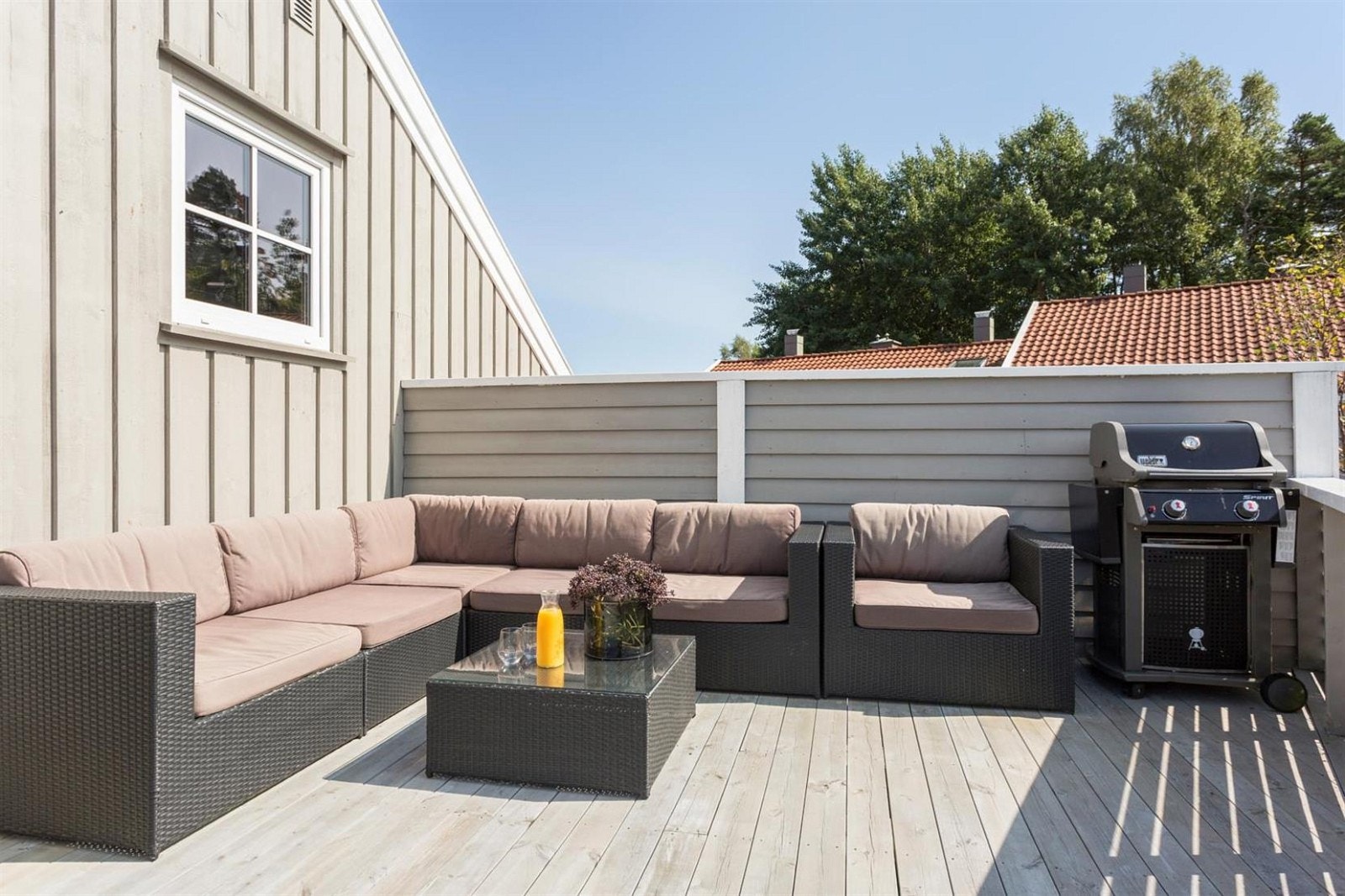 Påbygd solrik sydvestvendt terrasse med god plass til venner og familie Galleribilde