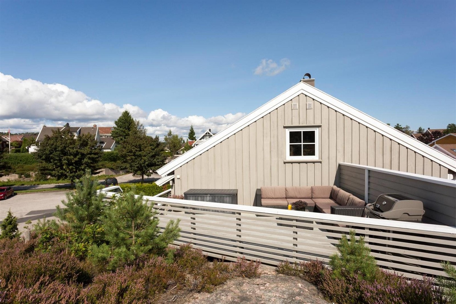 Terrassen vender mot friareal. Eier har satt inn vindu til loft Galleribilde