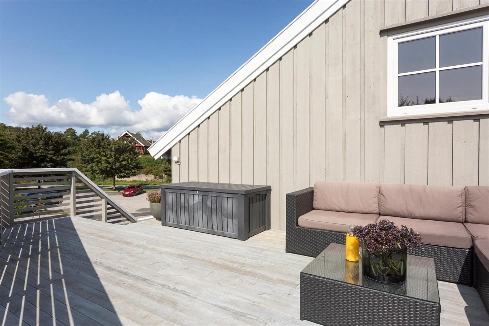 Usjenert endeleilighet med stor veranda man kan nyte sensommeren Galleribilde