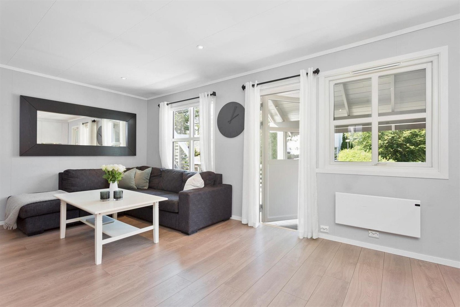 Fra stuen har du tilgang til veranda og stor terrasse Galleribilde