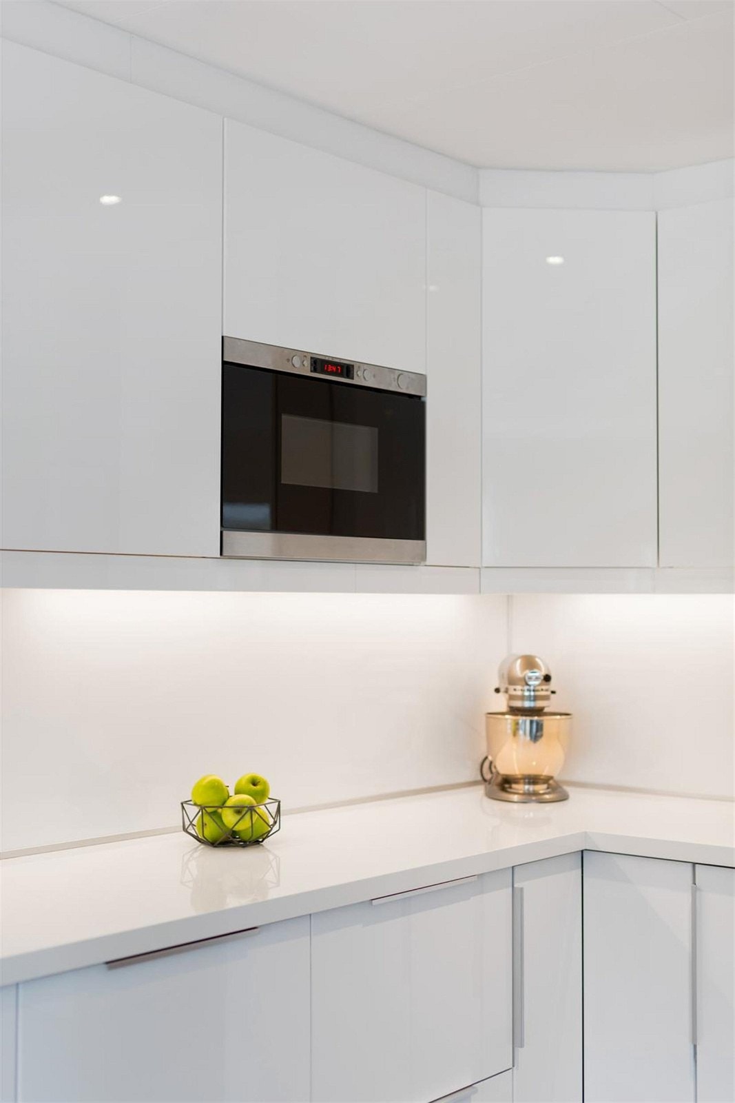 Hvit høyglans og stilrent kjøkken Galleribilde