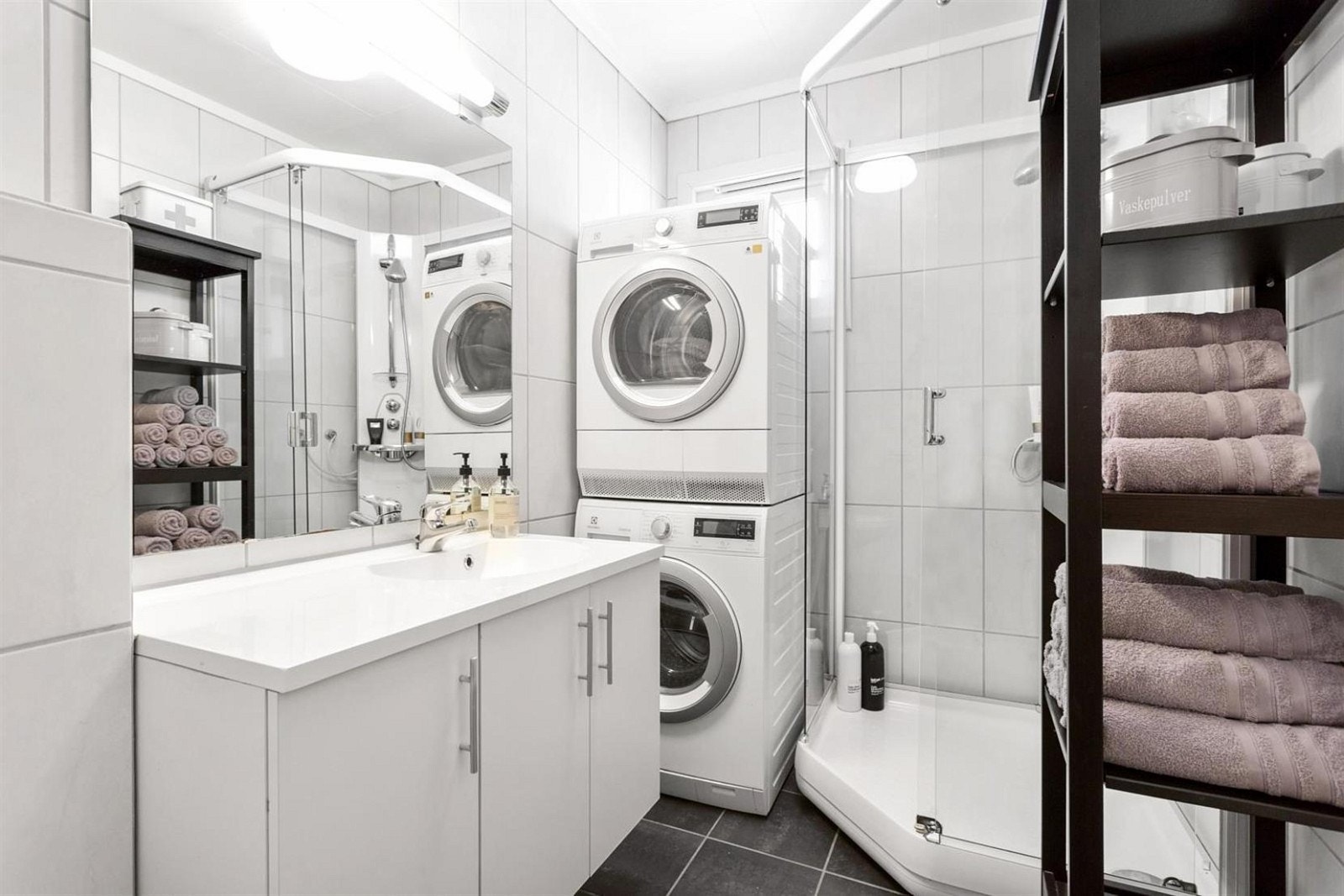 Flott lyst bad med opplegg for vask/tørk og dusjkabinett Galleribilde