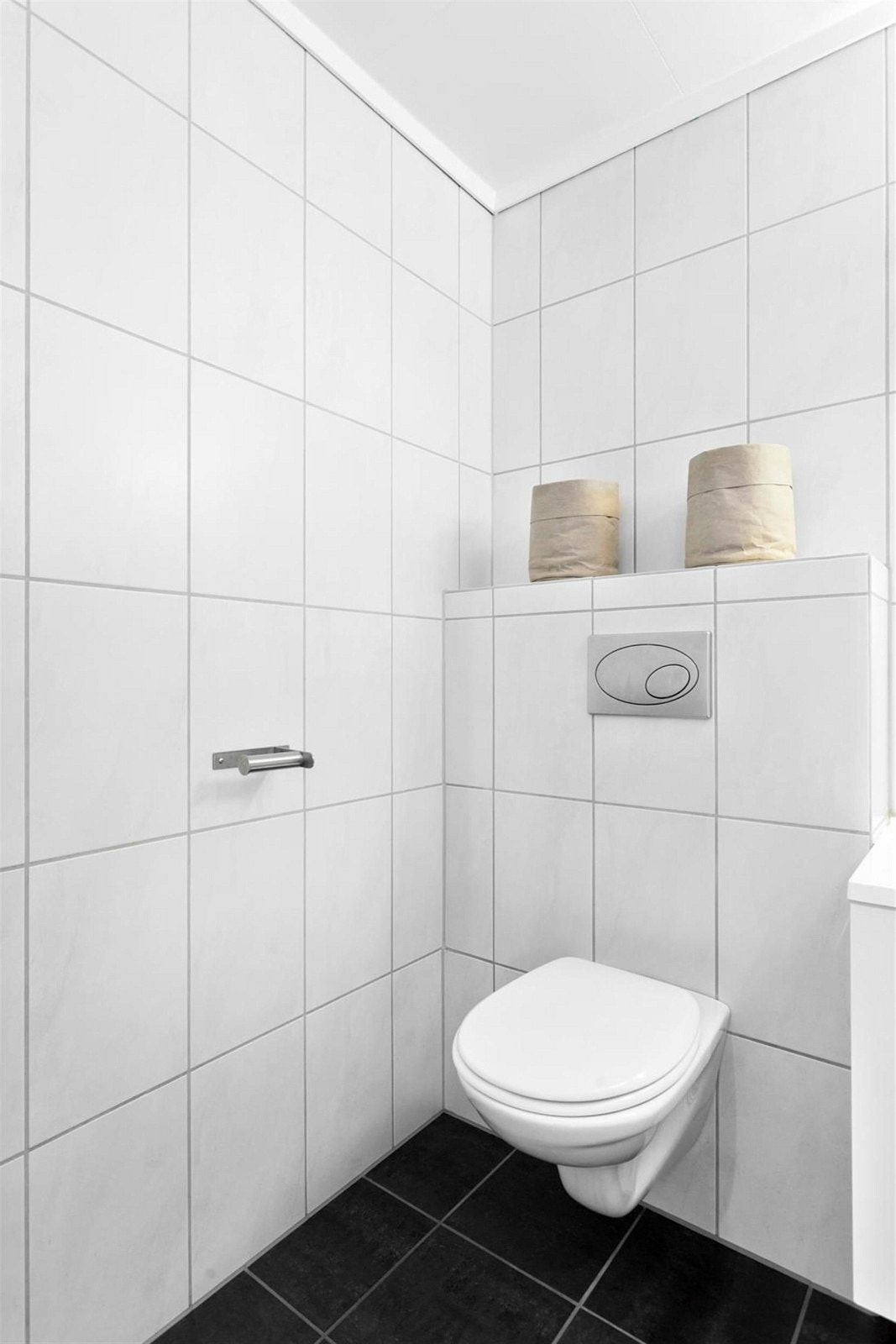 Delikat flislagt bad med vegghengt wc og varmekabler Galleribilde