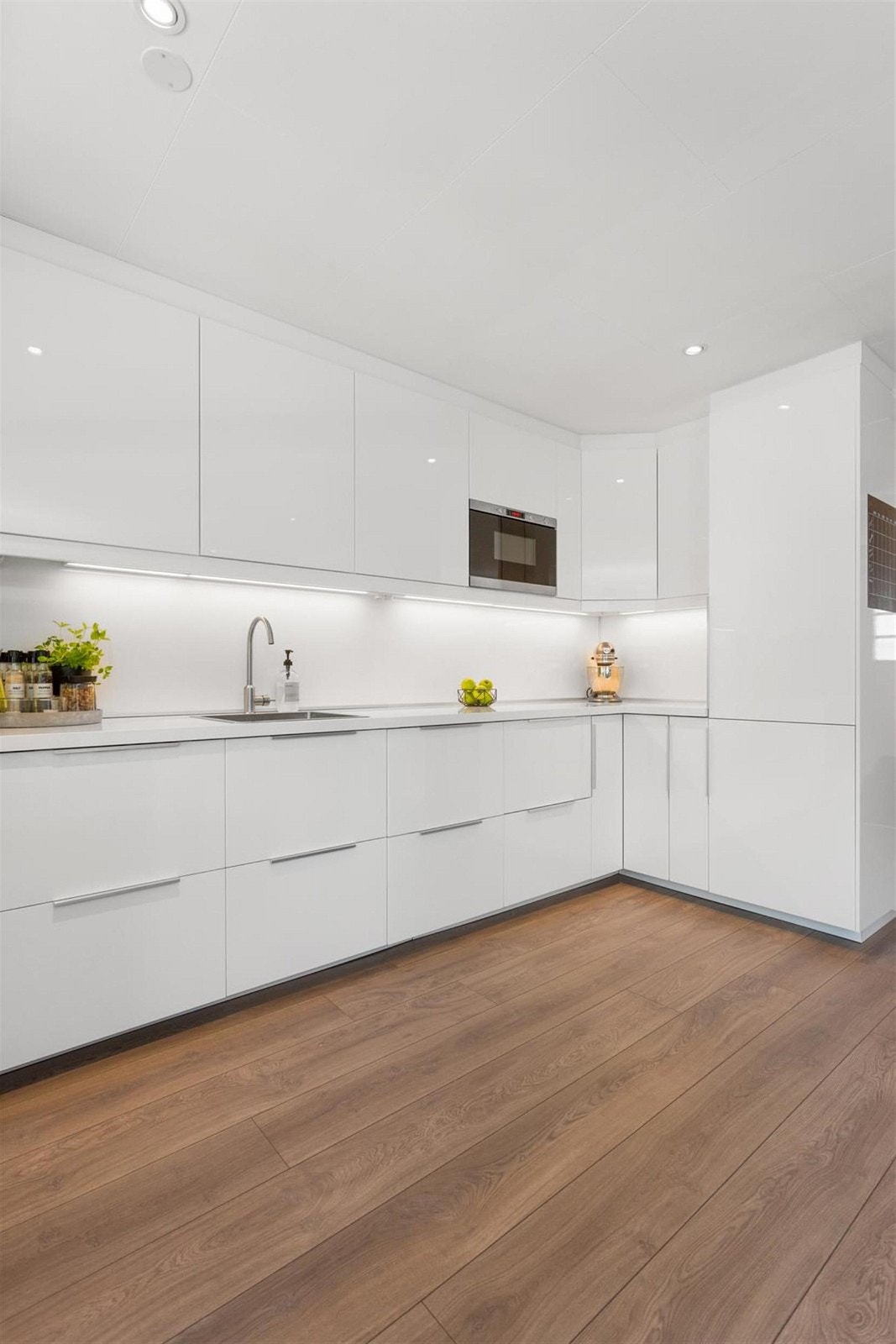 Nytt IKEA kjøkken fra 2014 med helintegrerte hvitevarer Galleribilde