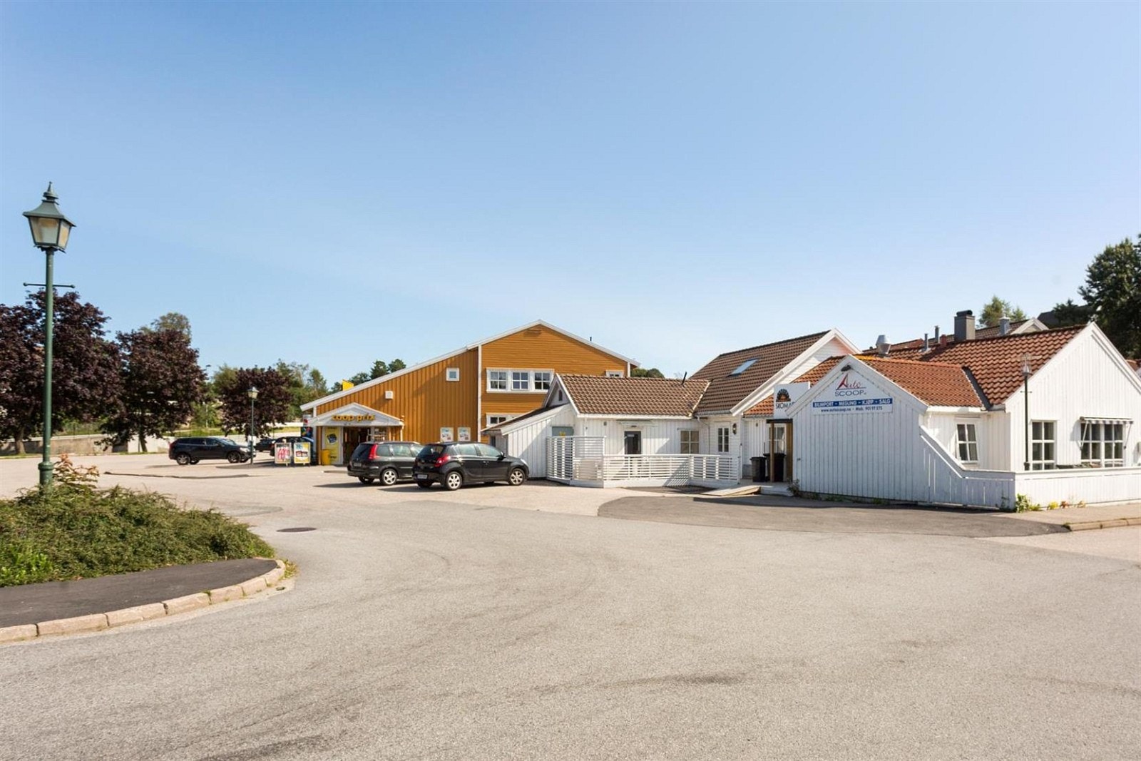 Dageligvarebutikk ligger rett over gata, samt barnehage og buss m.m Galleribilde