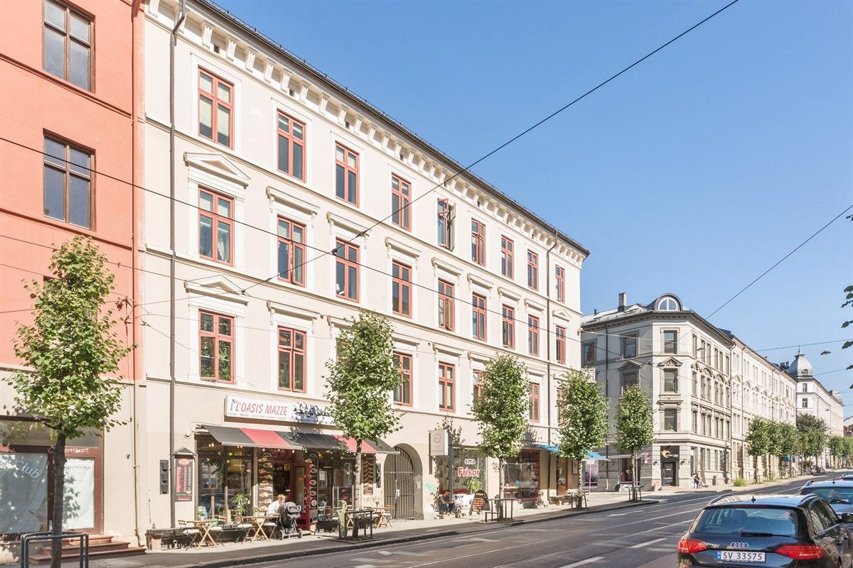 Inngang fra Trondheimsveien. Hele leiligheten vender mot bakgård. Galleribilde