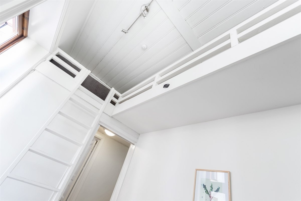 Romslig hems med soveplass og lagringsplass Galleribilde