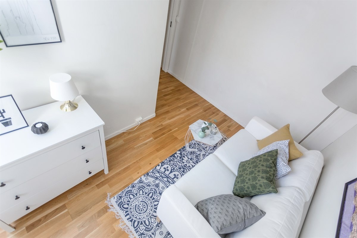 Soverom 1/Disponibelt rom - Dette er det største soverommet med plass til sofa, tv og garderobeløsning. Hems med til sengeplass Galleribilde