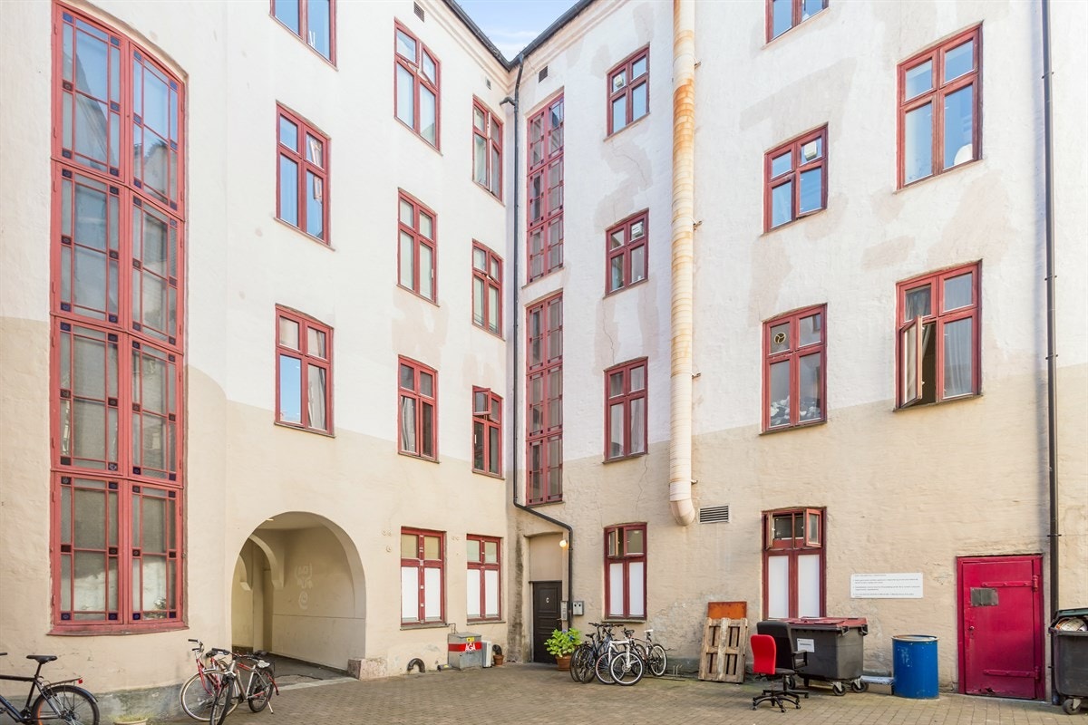 Hele leiligheten vender mot rolig bakgård Galleribilde