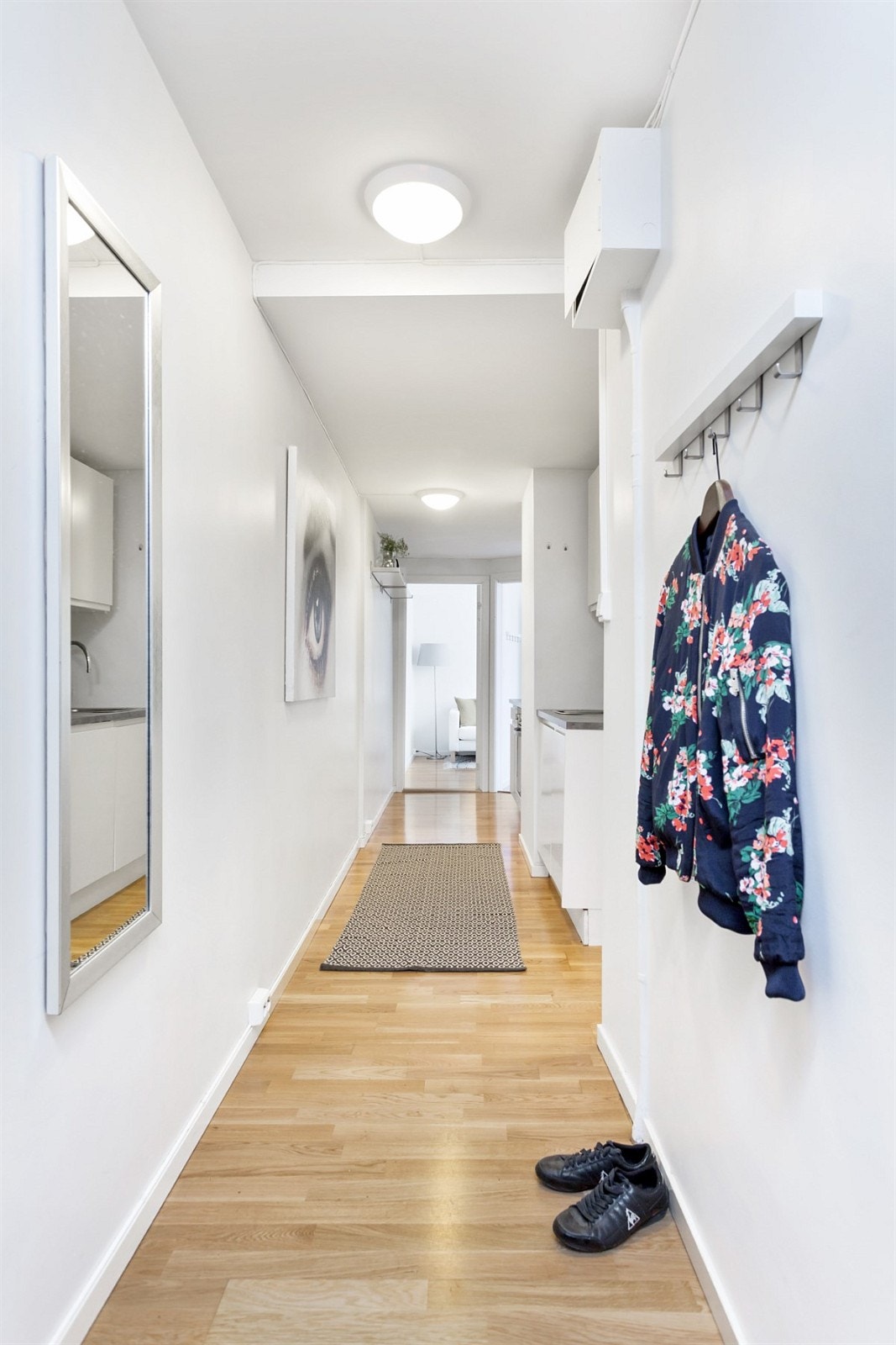 Velkommen inn - Innbydende inngangsparti med plass til oppheng av yttertøy og sko Galleribilde
