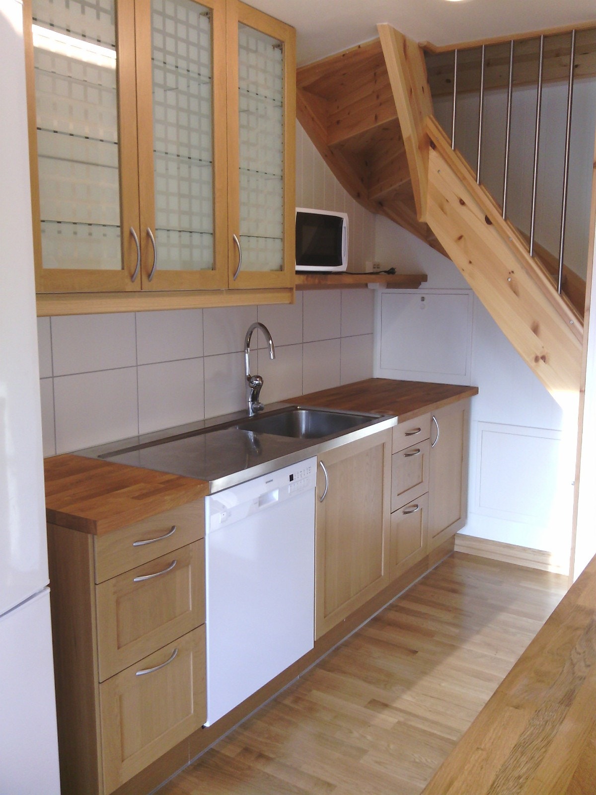 kjøkken med oppvaskmaskin, mikrobølgeovn, komfyr og kjøl/fryseskap Galleribilde