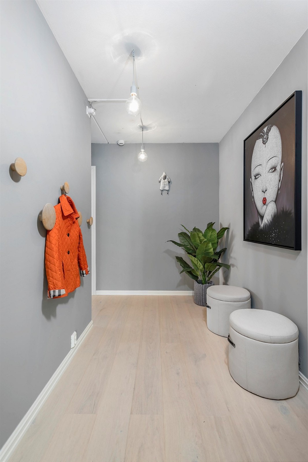 Entré med plass til stor skyvedørsgarderobe. Galleribilde