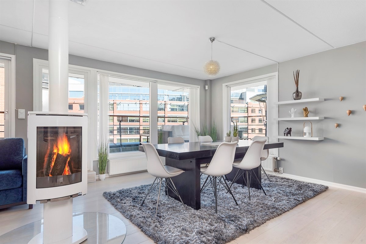 Stor og lys hjørnestue med ny parkett og oppussede overflater. Galleribilde