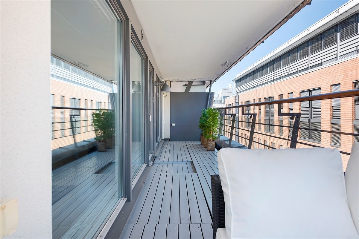 Stor terrasse på 18 kvm med plass til flere sittegrupper, grill etc. Galleribilde