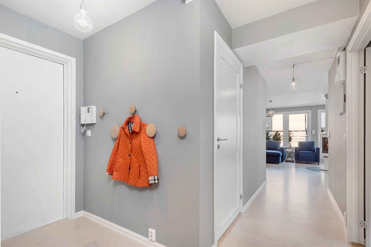 Entré med plass til stor skyvedørsgarderobe. Galleribilde