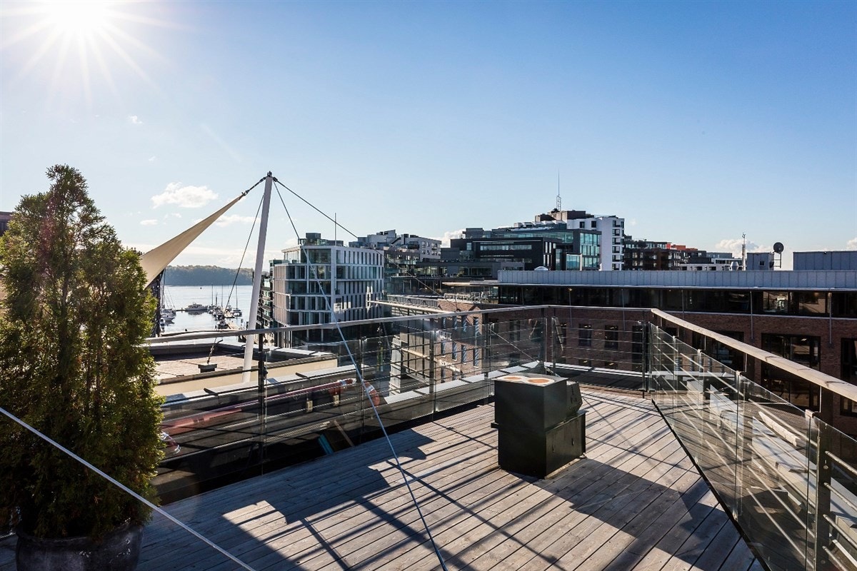 Stor felles takterrasse med flott utsikt og gode solforhold Galleribilde