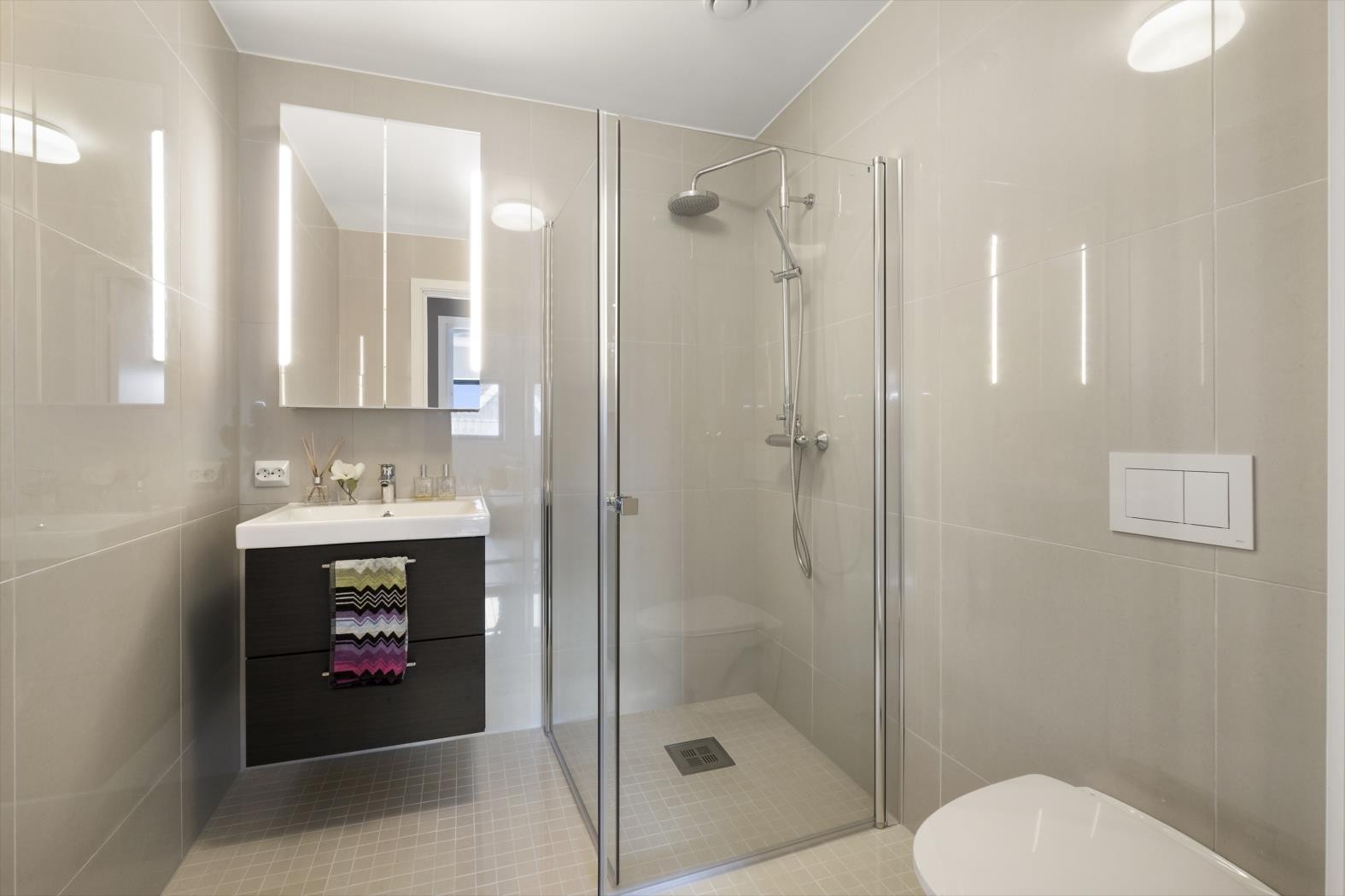 Begge baderommene holder den samme røde tråden. Duse og nøytrale fargevalg, og rette linjer. Galleribilde