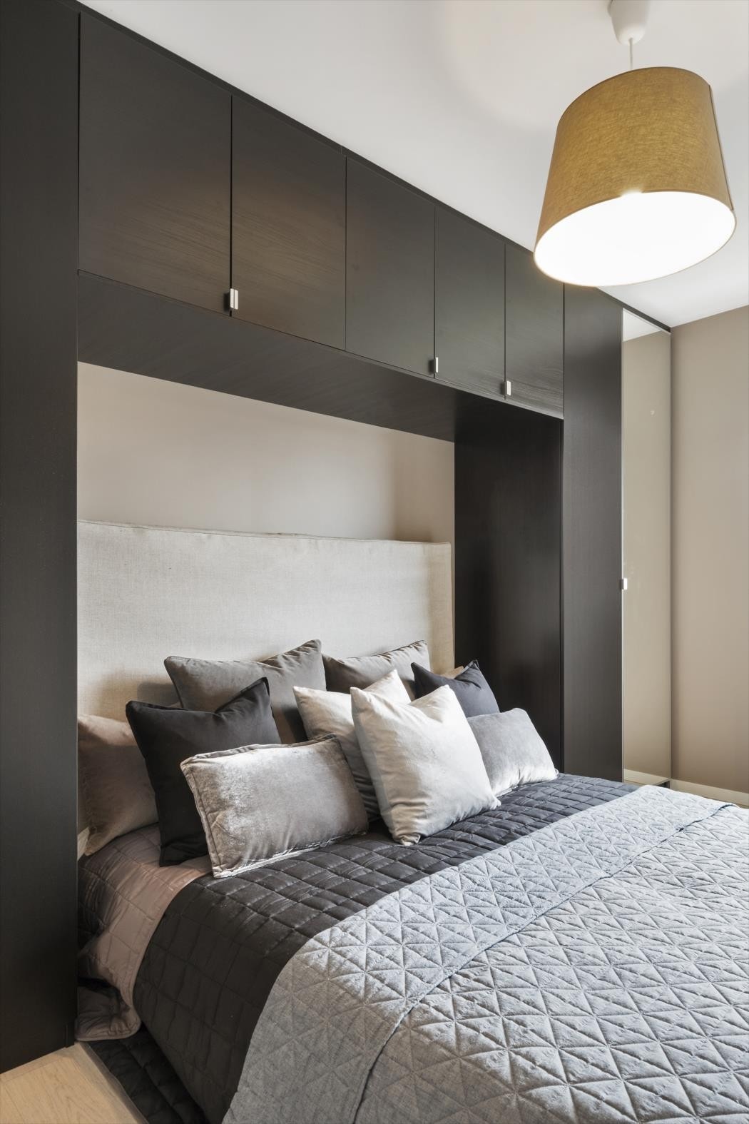 Delikat hovedsoverom med integrert garderobe. Galleribilde