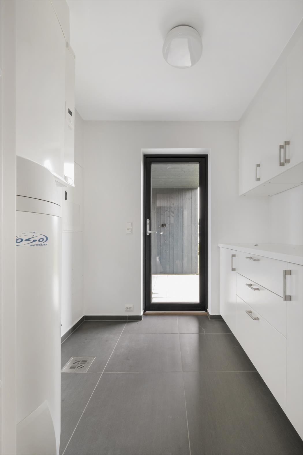 Paraktisk biinngnag/vaskerom. Det er deilig å slippe skitne barnhagedresser i gangen. Galleribilde