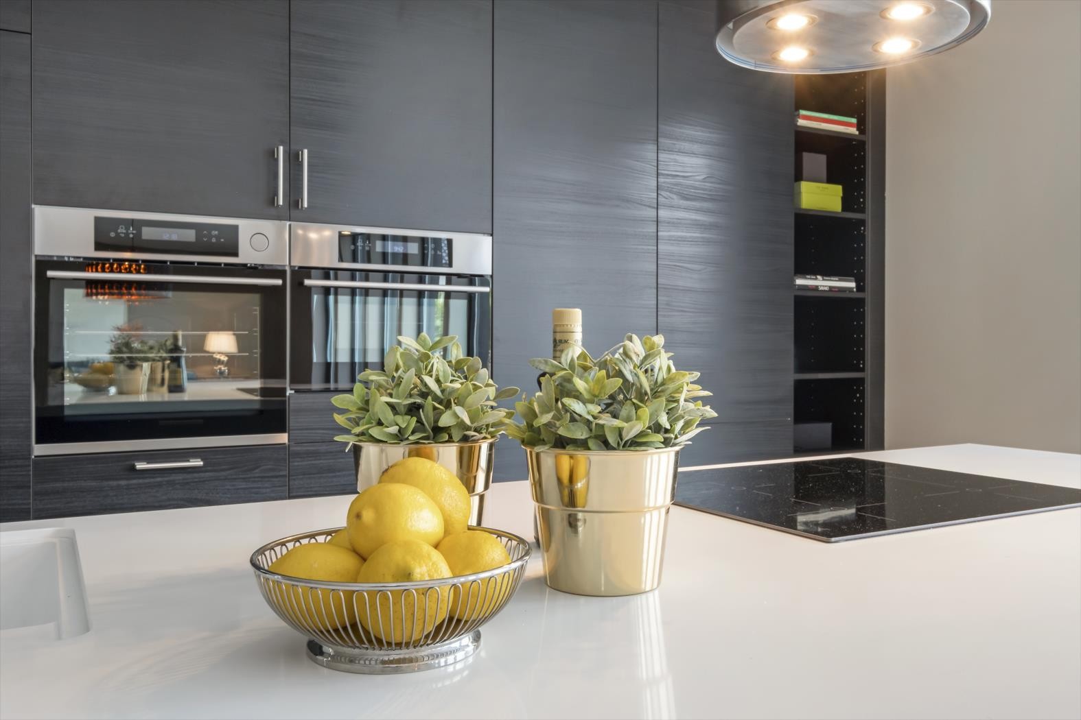 Kjøkkenet har usedvanlig god lagringsplass, såvel som arbeidsplass. Galleribilde